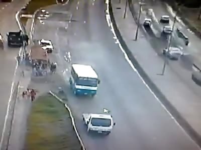 Jeep Flies Over Freeway Divider and Hits a Car on the Opposite Lane in Crazy Accident 