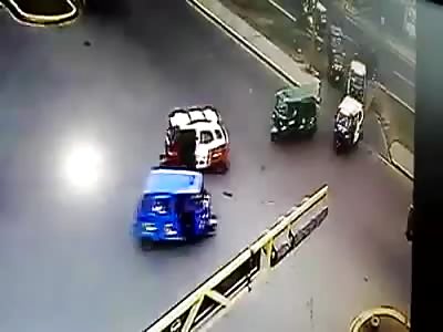 Huge Truck Crashes into Small Three Wheelers 
