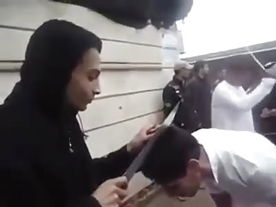 Shiite Muslims Slit Their Head with Large Knife and Make it Bleed as Part of Ashura Tradition