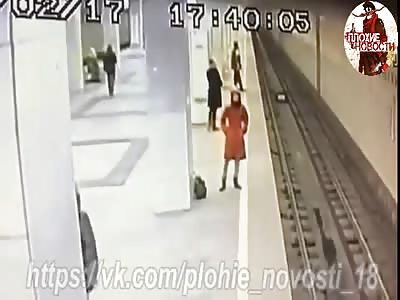 Girl Committed Suicide at Moscow Metro Station