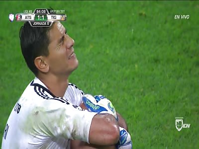 Mexican Goalkeeper Suffered Horrible Knee Injury