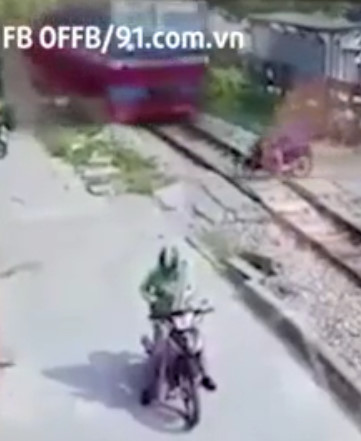 Speed Train Kills Biker at the Level Crossing