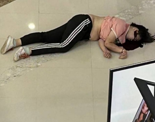 Depressed Chinese woman commit suicide and jump to her death 