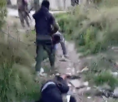Syrian Rebels execute Assad Soldiers 