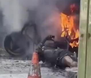 Motorcyclist burned alive after the explosion of his bike 