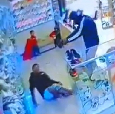 Man Trying On Shoes is Murdered by Sicario, In Front of Child