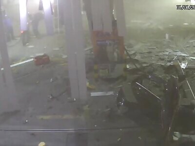 (cctv)brutal accident in gas station 