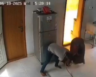 [TWO ANGLE]Horrible explosion due to gaz leak captured by a CCTV