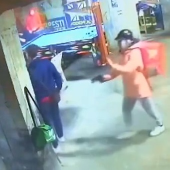 Hitman Disguised As a Delivery Man Executes His Victim