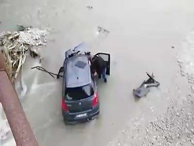  Moroccan immigrant rush to rescue an Italian crashed his car into the river 