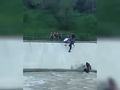 The heroic moment a group of people came together and saved a stranded dog from drowning. Incredible!