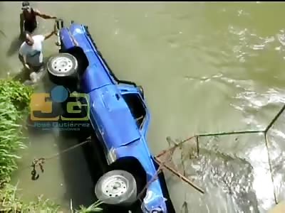 A man died after falling the vehicle leading to the waters of a canal in La Canela
