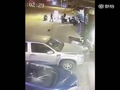 thief gets stabbed by the owner of the moto