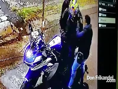 two thieves stealing a motorcycle Yamaha