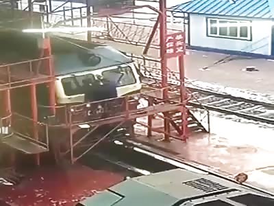 Workers fall in ditch when platform suddenly opens 
