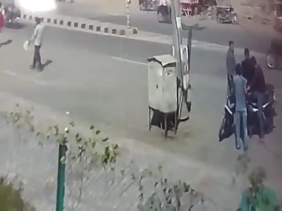 CCTV Footage: Murder On Road in DayLight | Gang Brutally Killed Man