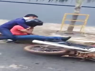 thief on the bike try to take student bag and cell phone, without success.