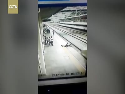 Footage:Student saved from onrushing high-speed train