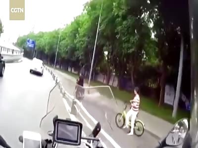 Stop, thief! Beady-eyed motorcyclist prevents pickpocketing