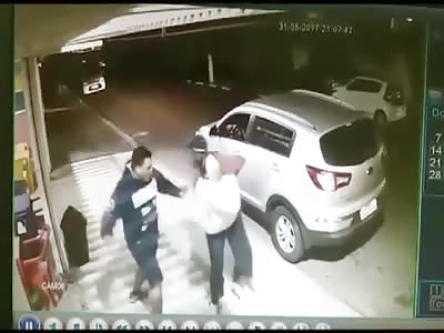 Woman fight against two robbers to save her son  