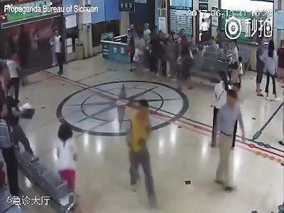 Man tackled in Chinese hospital as he threatens to slash patients