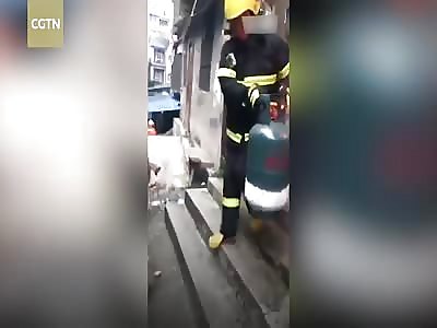 Firefighter grabs burning gas cylinder from house, warning people to quickly evacuate