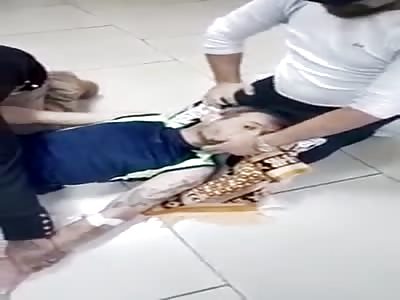 man convulsing in the floor of hospital and nobody give a fuck about him