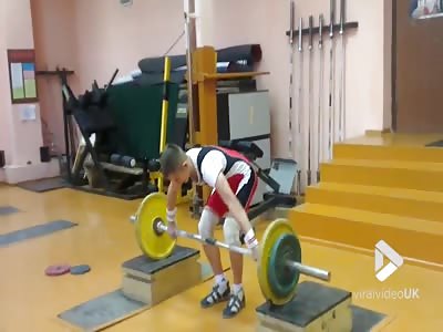 Weightlifter nearly takes his head off