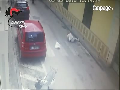 They snatch a woman and drag her for several meters on the asphalt
