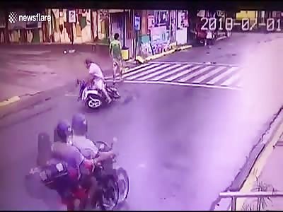 Crazy pedestrian punches girl 6 years in face while she rides moped with father