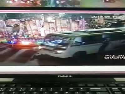 pedestrian dies crushed by a bus