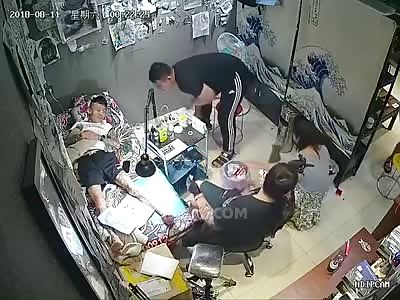 Guy gets stabbed in tattoo saloon