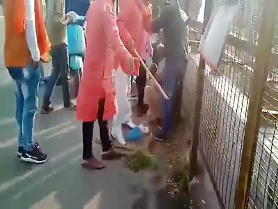 SHOCKING: Some goons in saffron kurtas throttle, assault a Kashmiri 