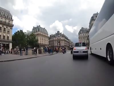 idiot motorcyclist run over pedestrians in Paris