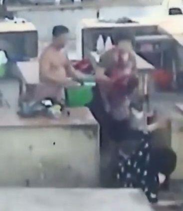 Crazy Chinese Woman Stab Female to Death in Fish Market