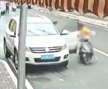 Chinese Girl in Yellow Jacket Dead after She Get Run Over  