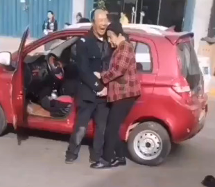 Angry Old Husband Stone His Wife to Death in the Middle of the Street (Extended Version)