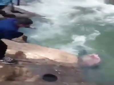 Brave Chinese man save woman from drowning in river 