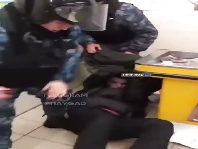 Russian police brutally abusing two drunk men in supermarket 