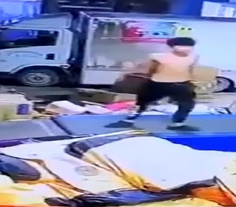 Stupid Chinese Worker Swallowed by Machine.
