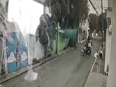 Sicario on motorcycle kill couple in street 