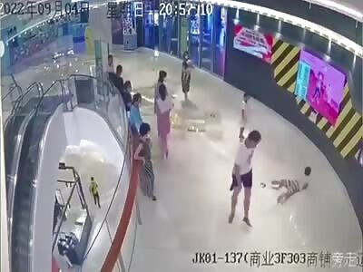 Lunatic Chinese asshole attack little boy for no reason 