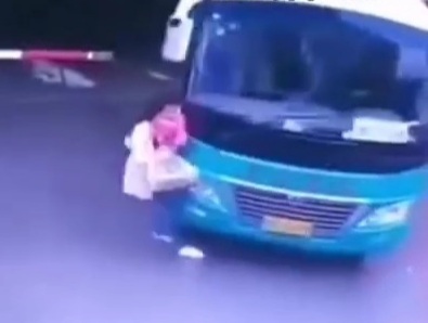 Mother and her baby daughter cradhed under bus