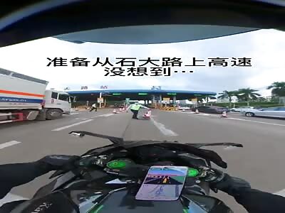 The Chinese way to stopping motorcyclist 