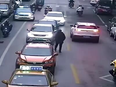Stupid Chinese father cross the street with his children 