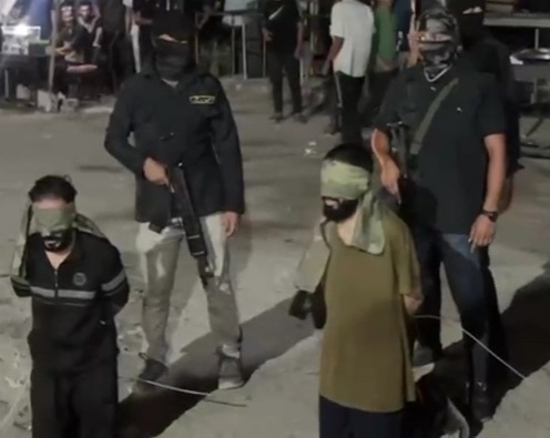 O Hamas executa publicamente três supostos agentes israelenses em Gaza enquanto as IDF avançam cada vez mais na cidade