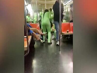 Gangue do Duende Verde’: vídeo flagra quadrilha aterrorizando metrô de Nova York Gangue do Duende Verde’: vídeo flagra quadrilha aterrorizando metrô de Nova York
