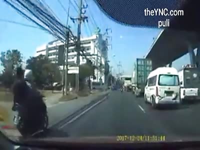 ACCIDENT truck passes by motorcycle driver