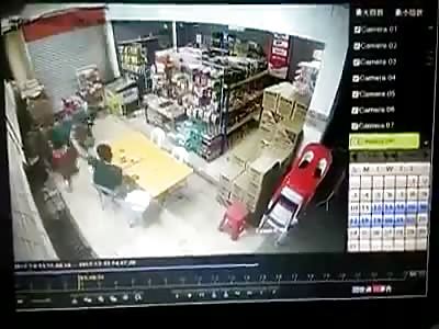 3 employees beat up shop owner