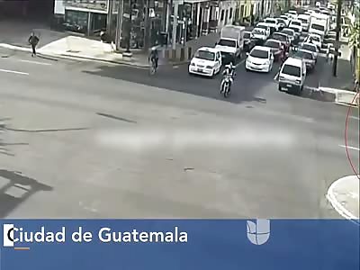 In video: Driver attacks to motorcyclist when impatient to cross the street